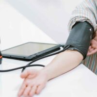 Dokter Memeriksa Tekanan Darah Pasien Lansia