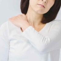 Wanita Mengalami Nyeri Bahu